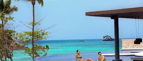 3 kolam renang outdoor, dengan kursi berjemur