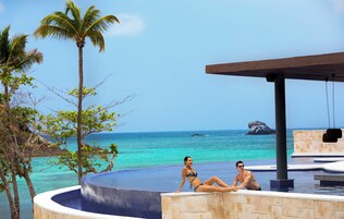 3 piscinas externas, espreguiçadeiras