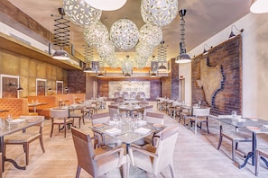 8 restaurants, breakfast, lunch, dinner served; international cuisine