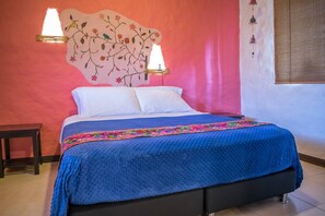 Juniorsvit | Värdeförvaringsskåp på rummet, skrivbord och sängkläder