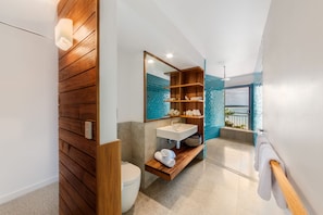 Apartment, 4 Schlafzimmer, Meerblick (Apartment 9 ) | Badezimmer | Badewanne und Dusche (separat), kostenlose Toilettenartikel