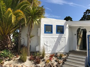 Property entrance - The Dome House (Waiheke Island)