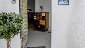 Property entrance - The Dome House (Waiheke Island)