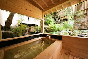 트래디셔널룸 (Japanese Style,Open Air Bath,FUKUCHI) | 욕실 | 무료 세면용품, 헤어드라이어, 슬리퍼, 비데
