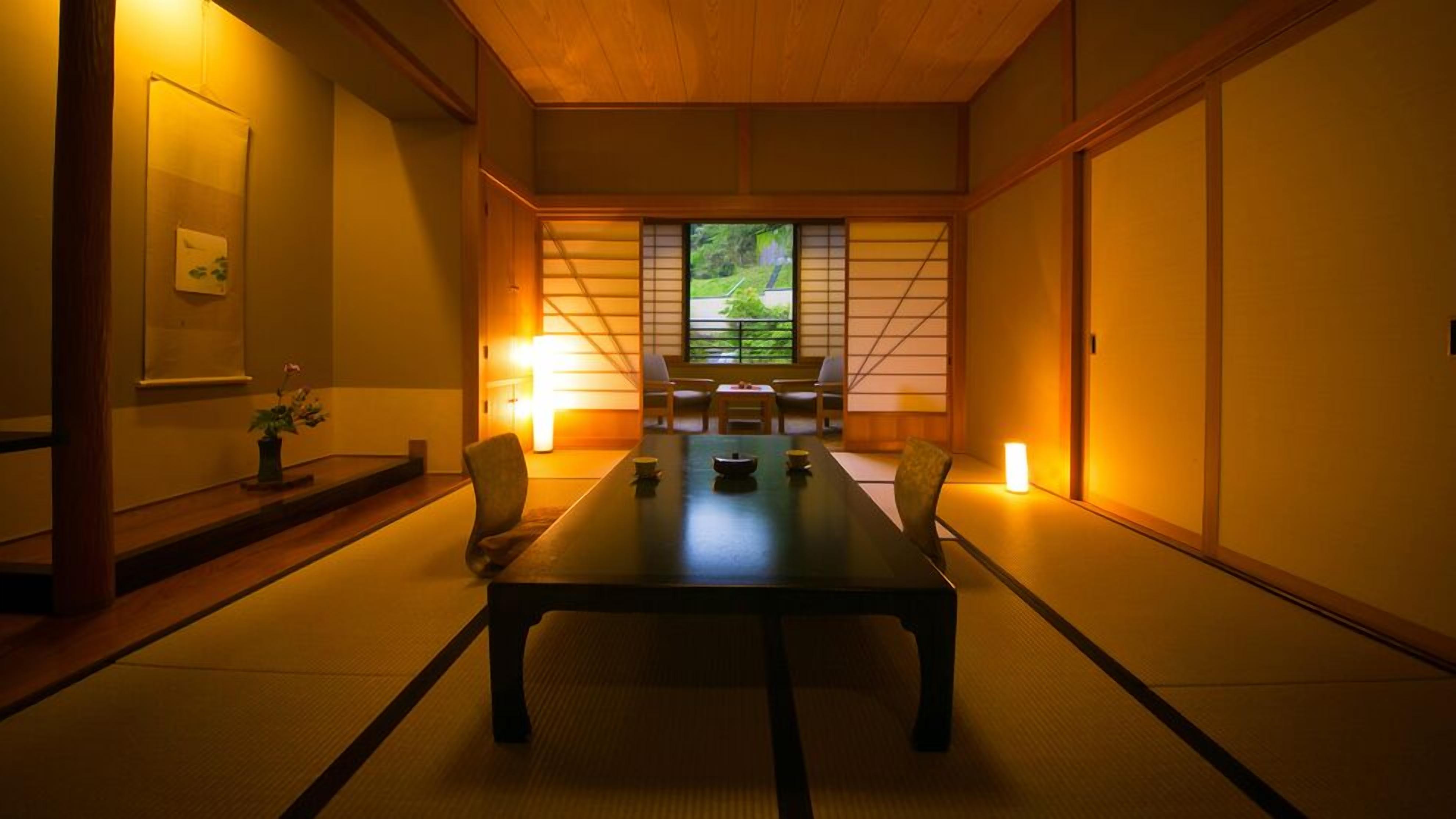 Una tradizionale stanza in stile giapponese, con pavimento in tatami, un tavolino e porte scorrevoli.
