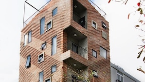 A multi-story building with a brick facade, balconies, and various signs including "Quán Dũng" and "Memory Hostel". - Memory Hostel (Da Nang)
