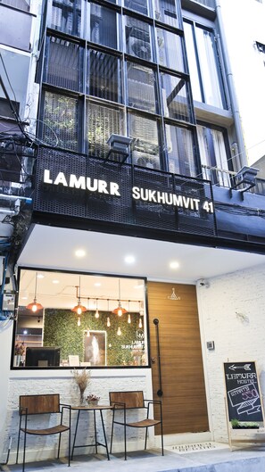 Property entrance - Lamurr Sukhumvit 41 - Hostel (Bangkok)
