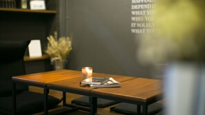In-room dining - Lamurr Sukhumvit 41 - Hostel (Bangkok)