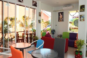 Melayani sarapan, makan siang, makan malam; sajian masakan Thailand 