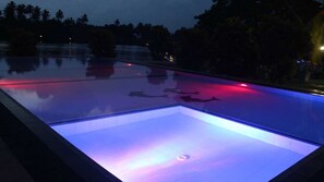 En pool med geometriska mönster, avsedd för användning på kvällen.