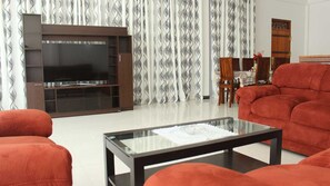 Seprai premium, brankas, meja kerja, dan kedap suara