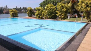 2 kolam renang outdoor