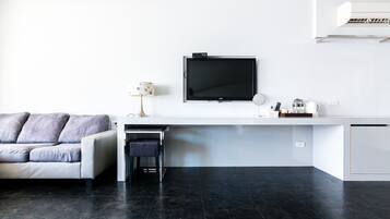 Comfort Quadruple Room, 2 Double Beds | Desk, soundproofing, free WiFi, bed sheets
