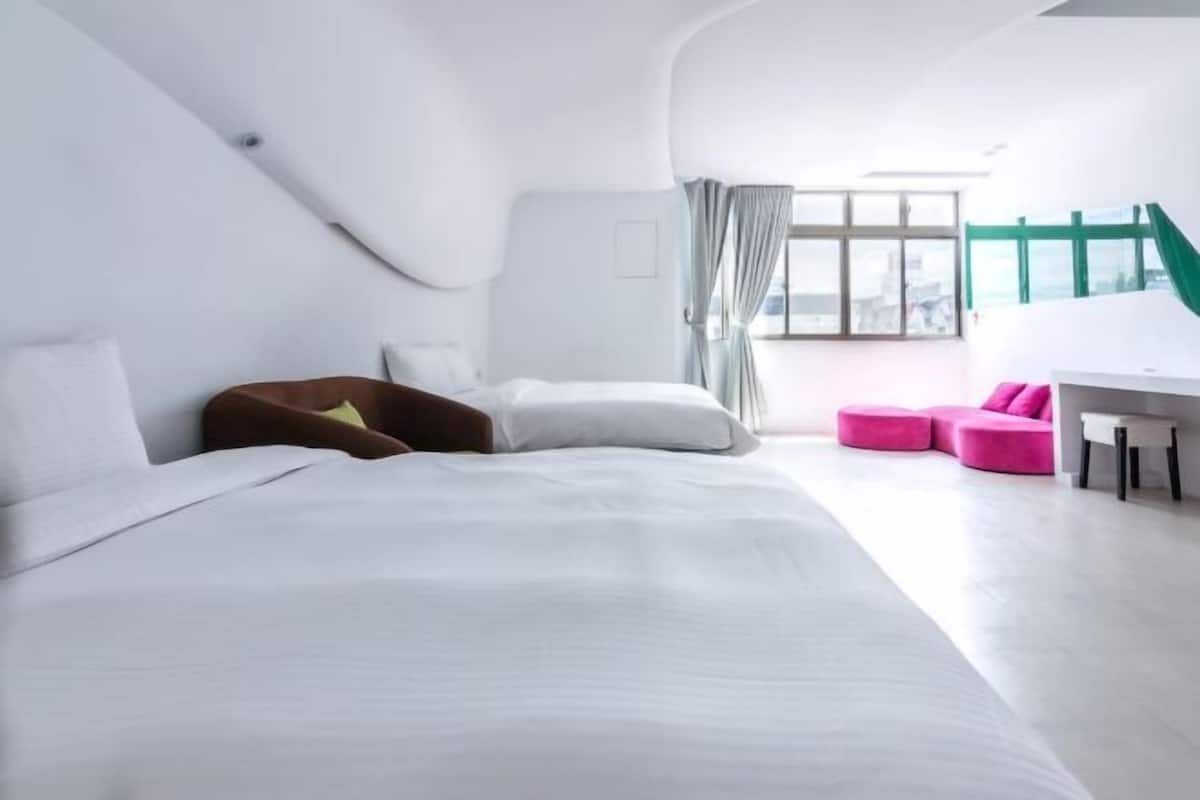 Desk, soundproofing, free WiFi, bed sheets