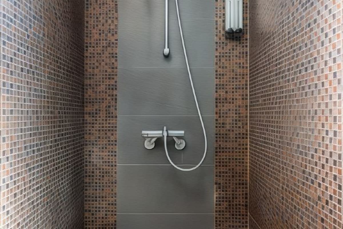 Badezimmer | Dusche, Haartrockner, Hausschuhe, Handtücher
