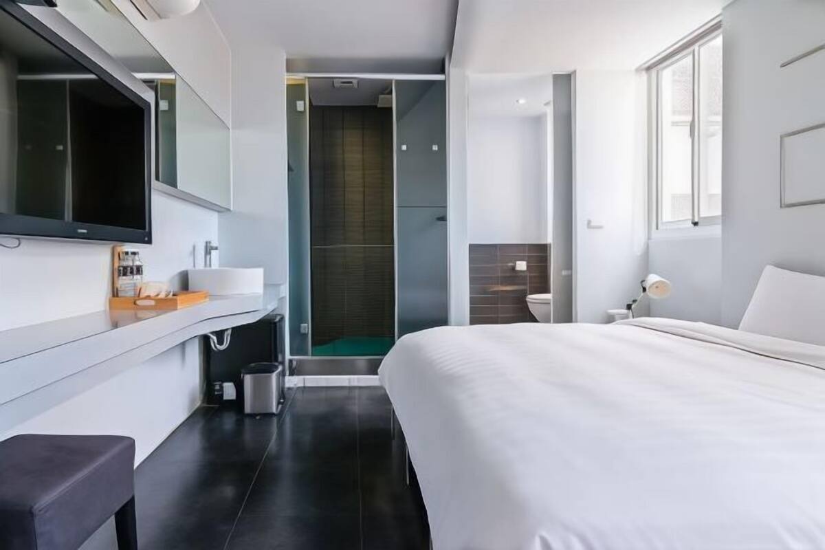 Een bureau, geluiddichte muren, gratis wifi, beddengoed