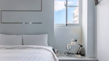 Escritorio, sistema de insonorización, wifi gratis y ropa de cama