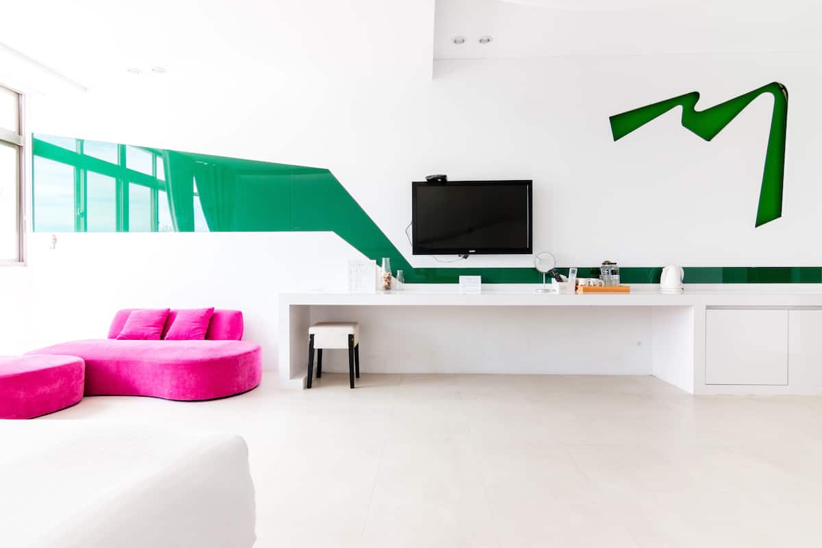 Vierpersoonskamer | Een bureau, geluiddichte muren, gratis wifi, beddengoed