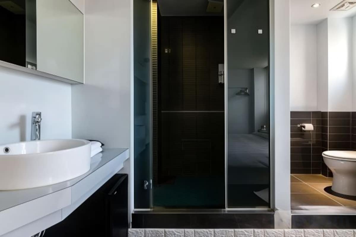 Badezimmer | Dusche, Haartrockner, Hausschuhe, Handtücher
