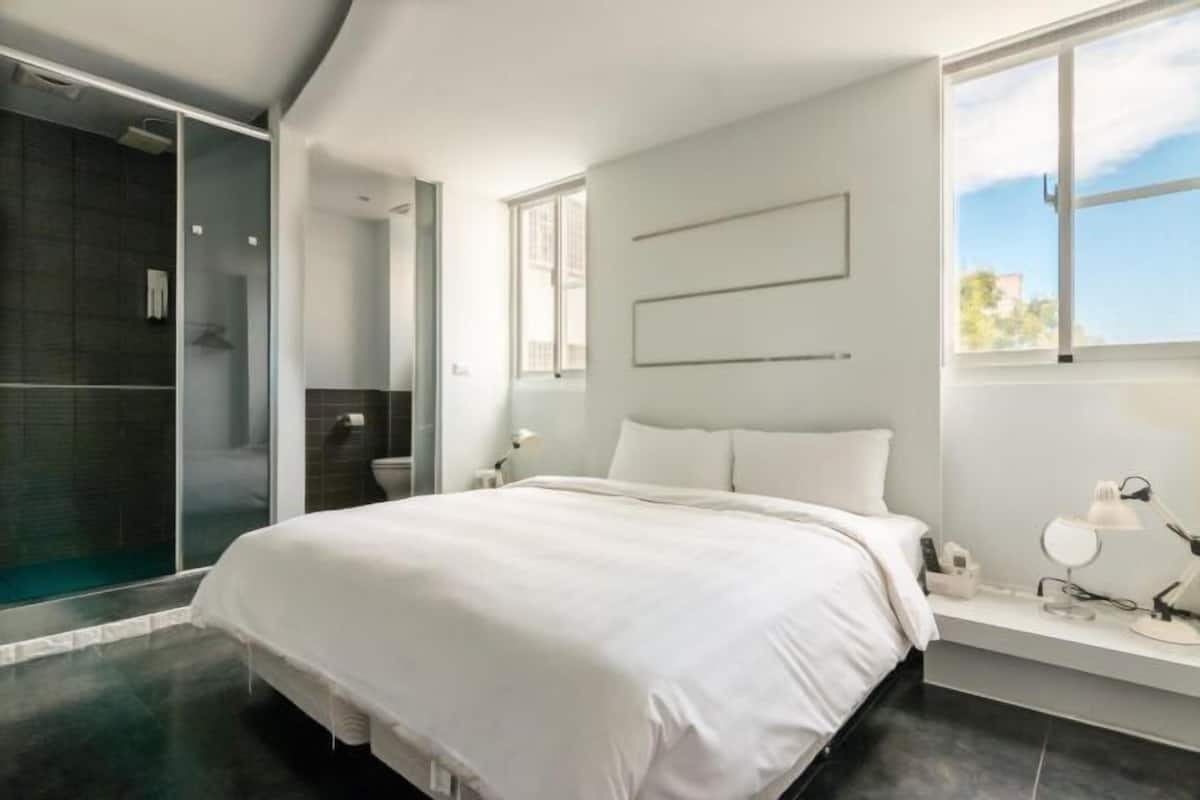 Desk, soundproofing, free WiFi, bed sheets