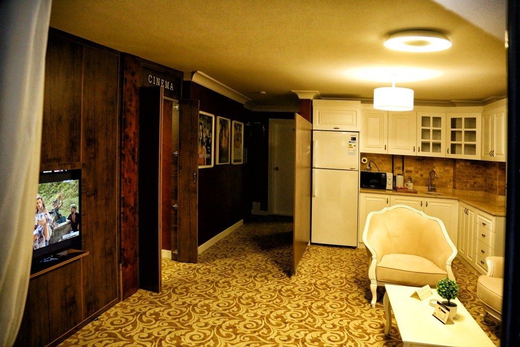 presidential suite, 1 bedroom, bathtub | private kitchen | fridge, microwave, oven, stovetop