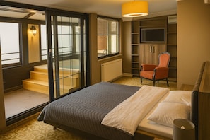 Sky Suite - Spa Bathtub | 1 bedroom, premium bedding, free minibar items, desk