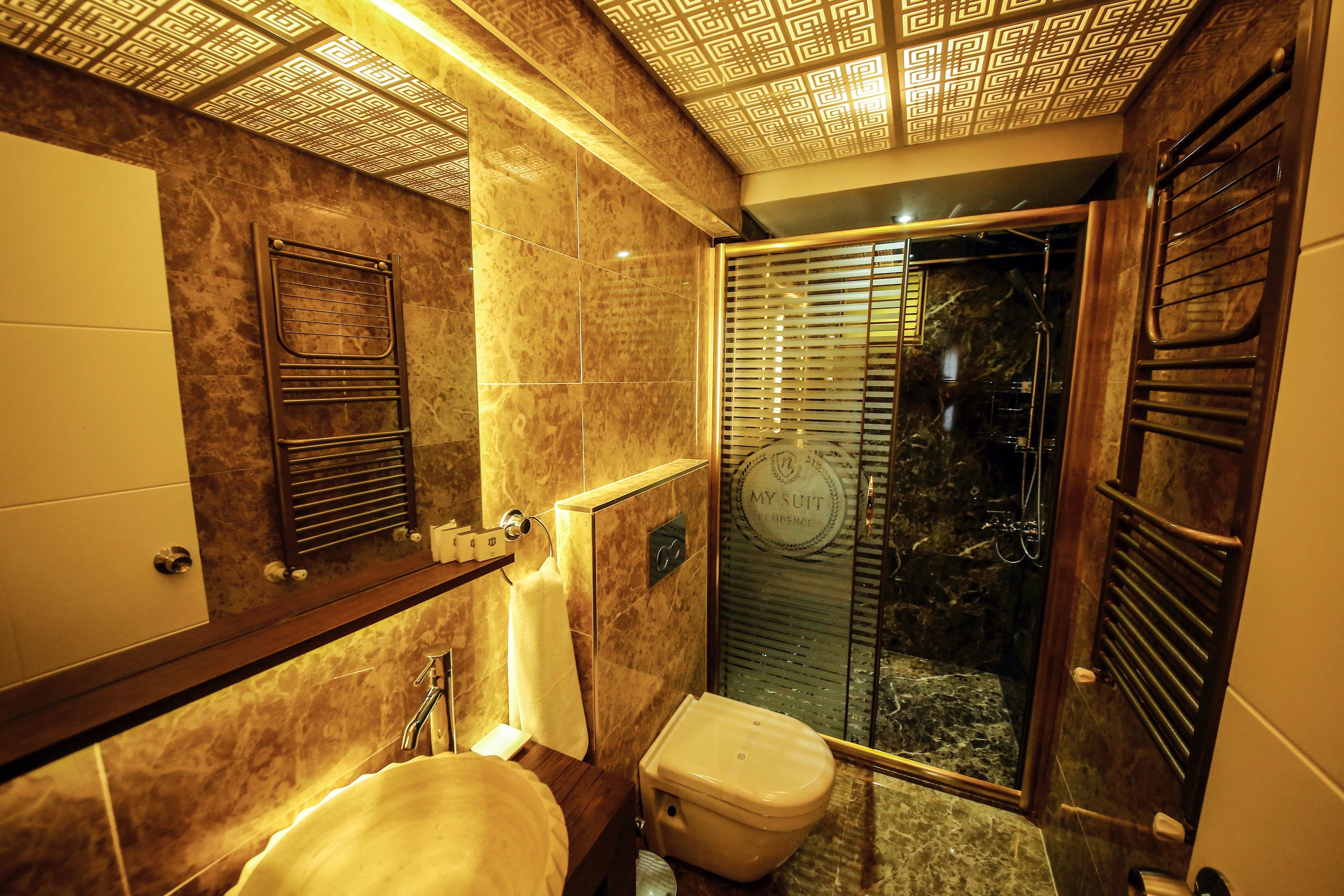 deluxe suite, 2 bedrooms | bathroom | shower, hair dryer, slippers, towels