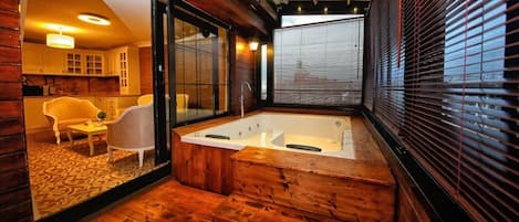 Presidential Suite, 1 Bedroom, Bathtub | Jetted tub