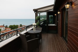 Sky Suite - Spa Bathtub | 1 bedroom, premium bedding, free minibar items, desk