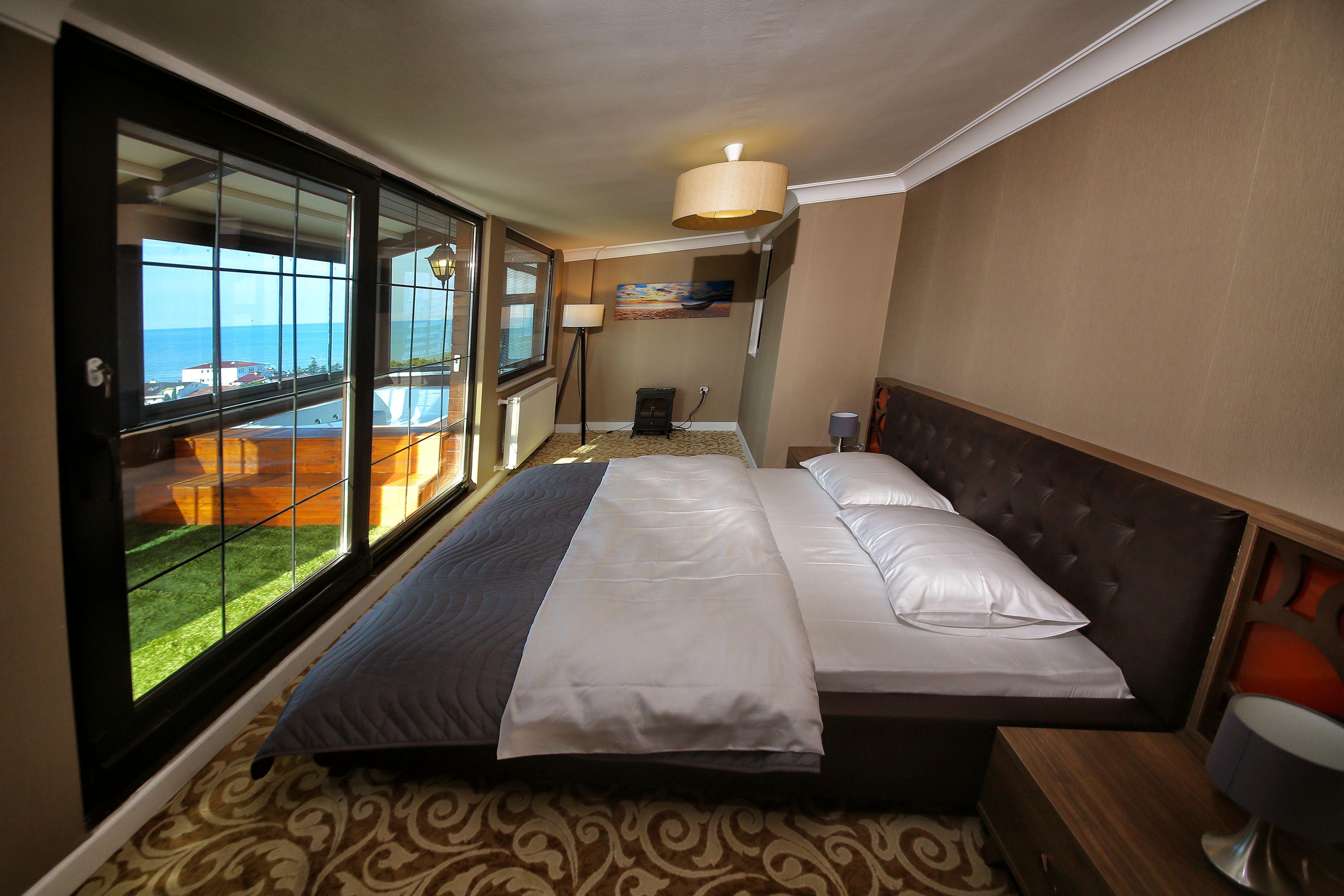 sky suite - spa bathtub | view from room