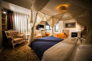 King Suite | Ropa de cama de alta calidad, artículos del minibar gratis y escritorio