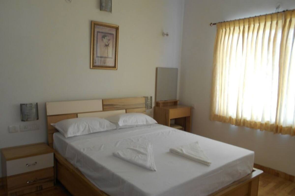 Superior Villa, 1 King Bed, Smoking, Mountain View | 1 bedroom, in-room safe, desk, rollaway beds