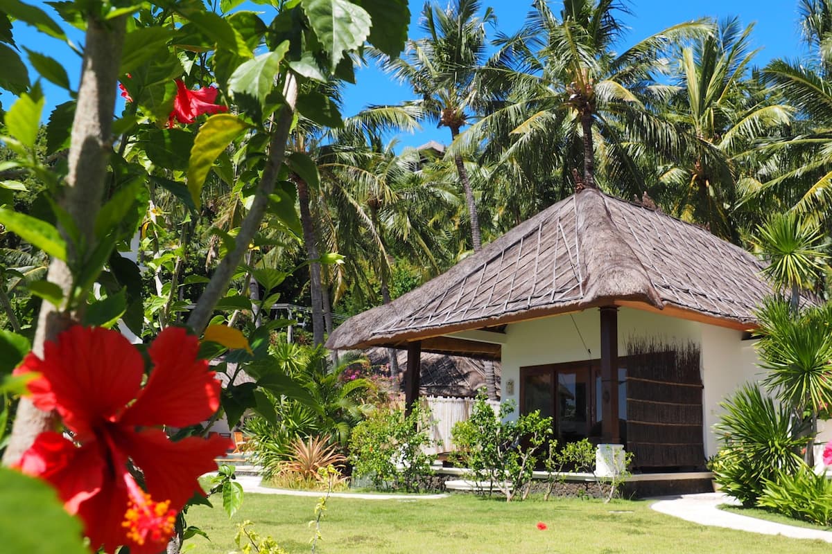 Bungalow, Private Pool, Beachfront | Bar mini, peti besi dalam bilik, dihias secara berasingan