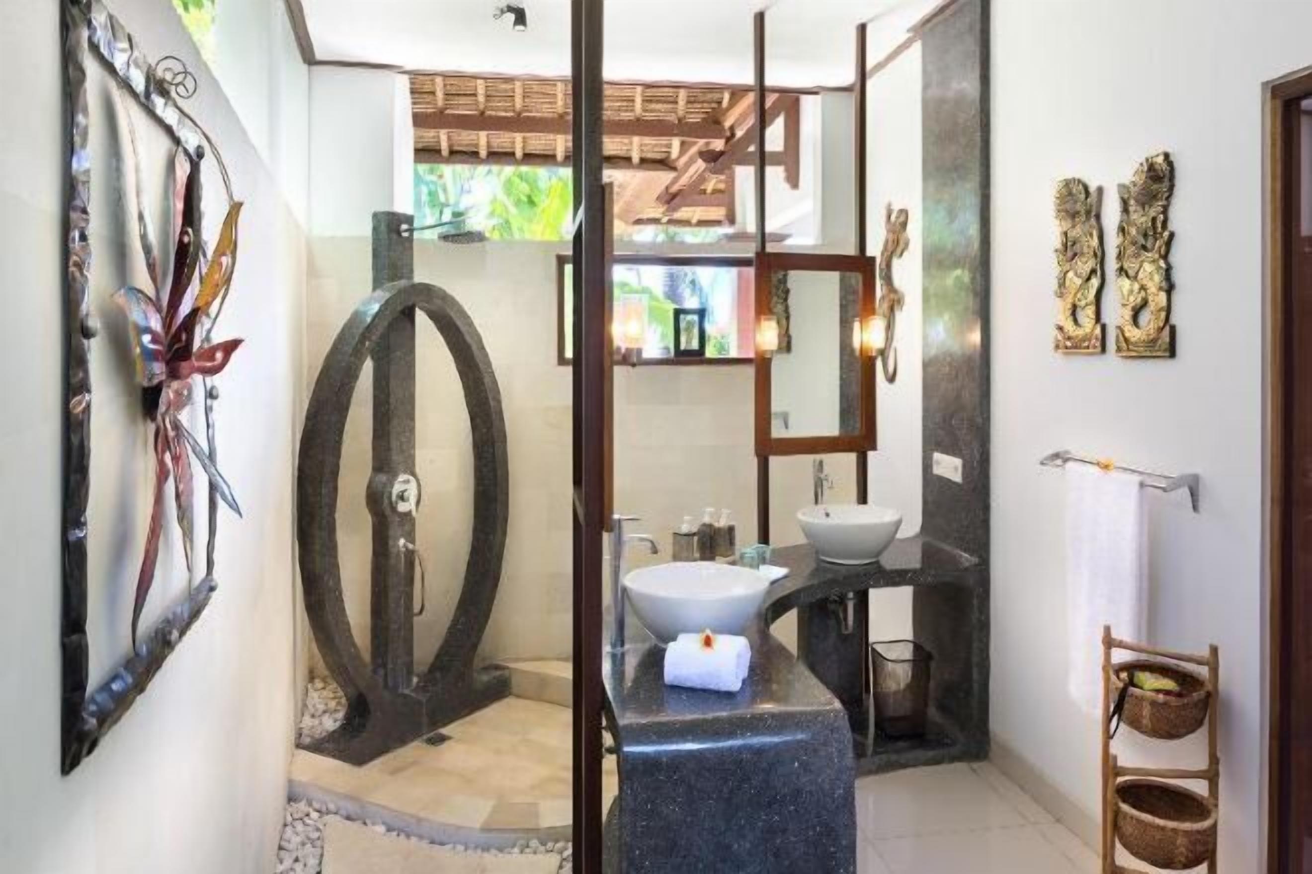 Badeværelse | Bruser, brusehoved med spredningseffekt, gratis toiletartikler