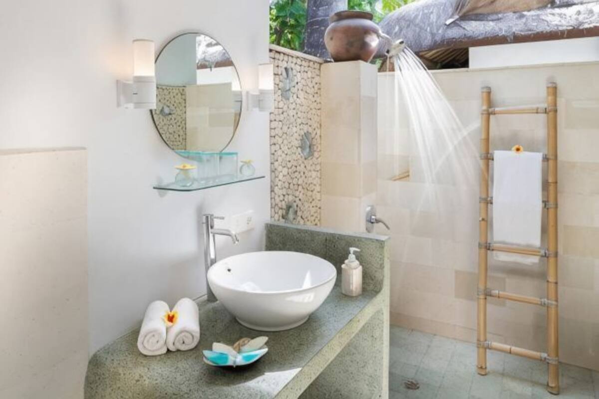Bathroom | Shower, rainfall showerhead, free toiletries, hair dryer