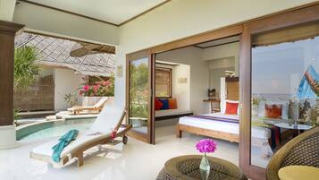 Habitación, alberca privada, frente al mar | Minibar, caja de seguridad en la habitación y decoración personalizada