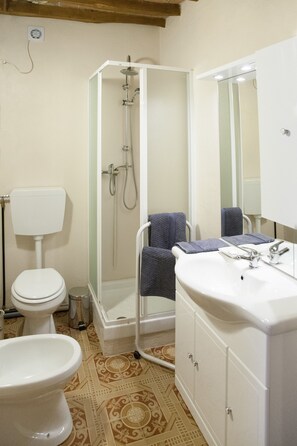 Articles de toilette gratuits, sèche-cheveux, bidet, serviettes fournies