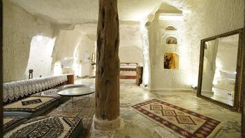 Habitació doble Deluxe | Sala d'estar | Televisor