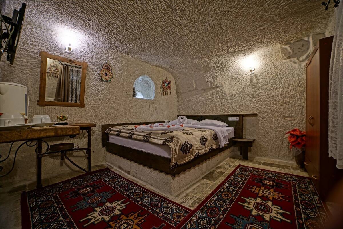Ekonomic Cave Double Room | 高級寢具、房內夾萬、遮光窗簾/窗簾、隔音
