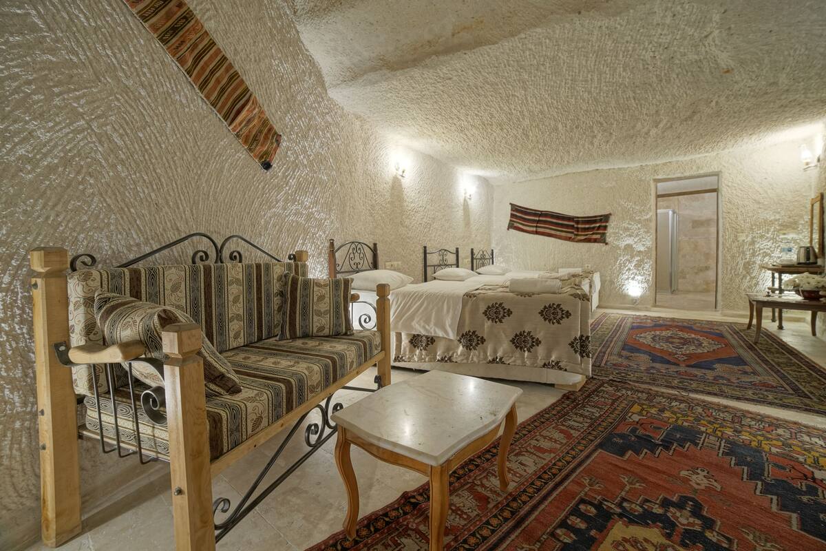Cave Triple Room | 客廳 | 電視