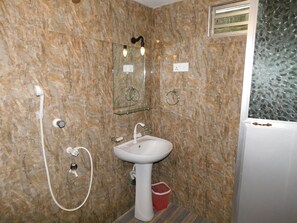 Standard Double Room, 1 Katil Raja (King), Ground Floor | Bilik Mandi | Pancuran mandi, tuala disediakan, sabun, tisu tandas 