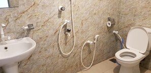 Ducha, toallas, jabón, papel higiénico