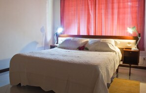 غرفة عادية | مكتب ومكواة/لوح كي وواي فاي