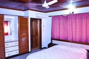 Desk, iron/ironing board, WiFi - Villa de Roses (Mahé Island)