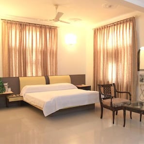 Minibar, két bảo mật tại phòng, bàn, bàn ủi/dụng cụ ủi quần áo