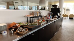 Een buffet met verschillende gerechten en bijbehorende sauzen.