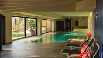 Piscina coperta, lettini