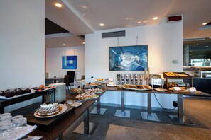 Café da manhã com buffet grátis todos os dias