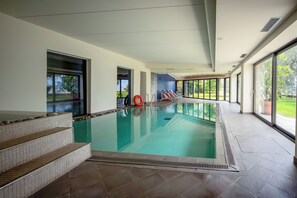 Indoor pool, pool loungers