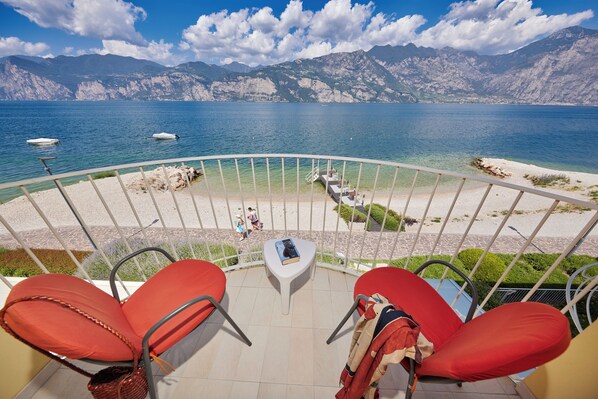 Deluxe-Doppel- oder -Zweibettzimmer, Seeblick | Terrasse/Patio